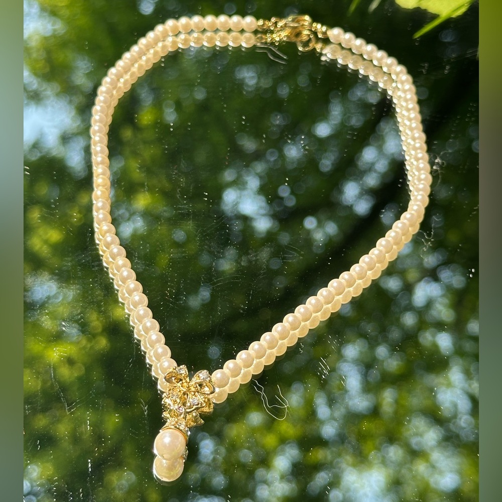 LAST CHANCE Elegant Pearl Necklace with Gold Accents